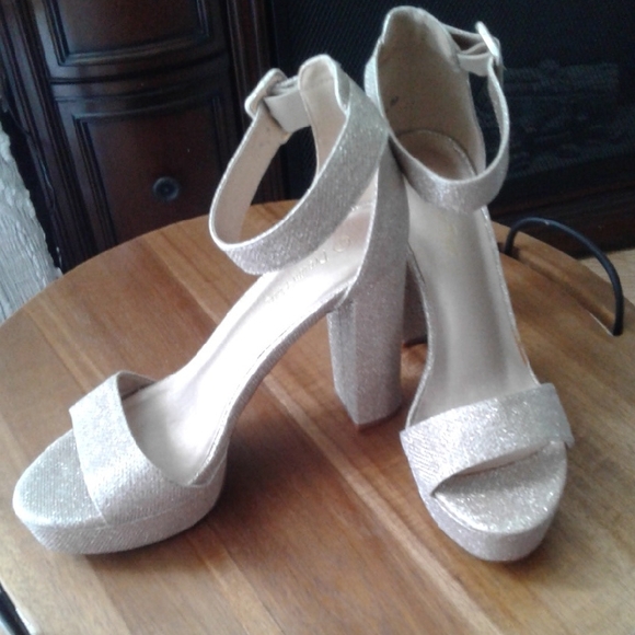 Dream Pairs Glittery Silver Block Heels - Picture 1 of 8